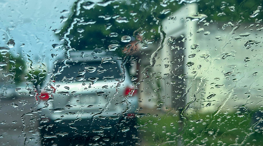 Gotas de lluvia corren a través del cristal de la ventana de un automóvil