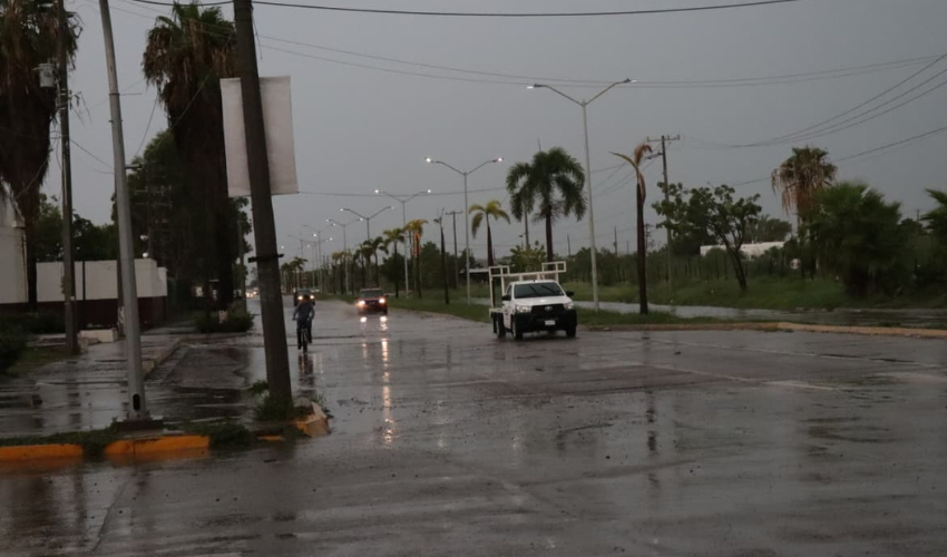 Calles de Los Mochis encharcadas tras las fuertes lluvias