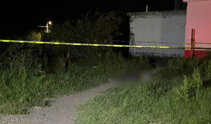Agentes de seguridad resguardan la zona tras confirmar una persona sin vida en un predio baldío 