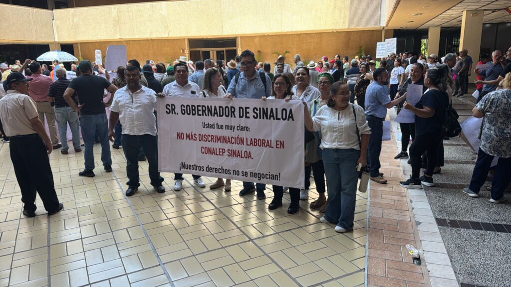 Maestros de Conalep protestan en Palacio de Gobierno en Culiacán
