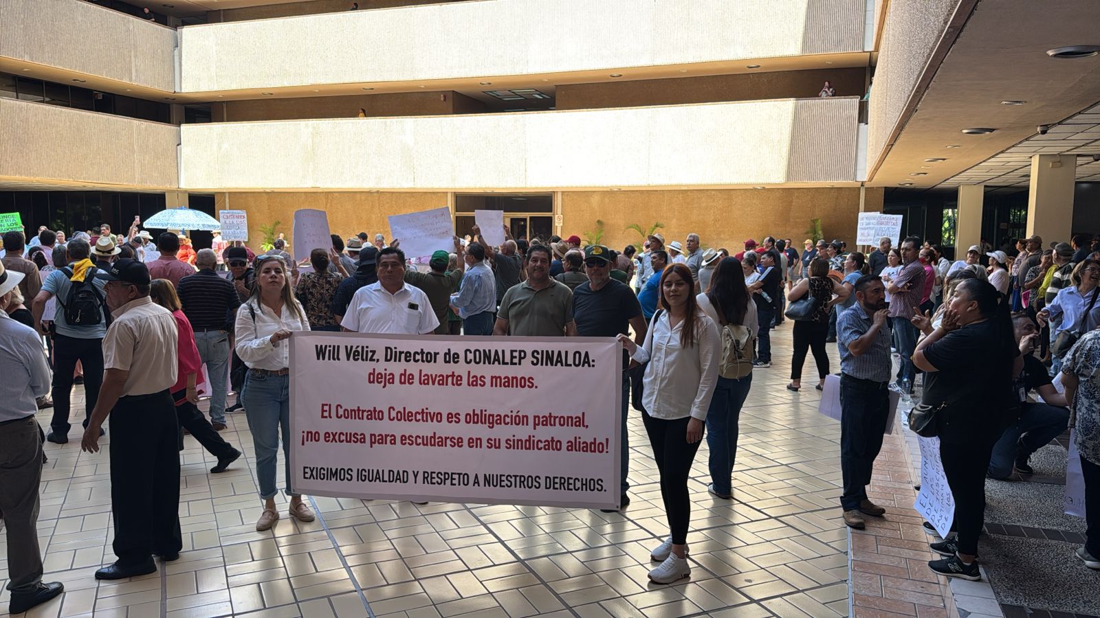 Maestros de Conalep protestan en Palacio de Gobierno en Culiacán