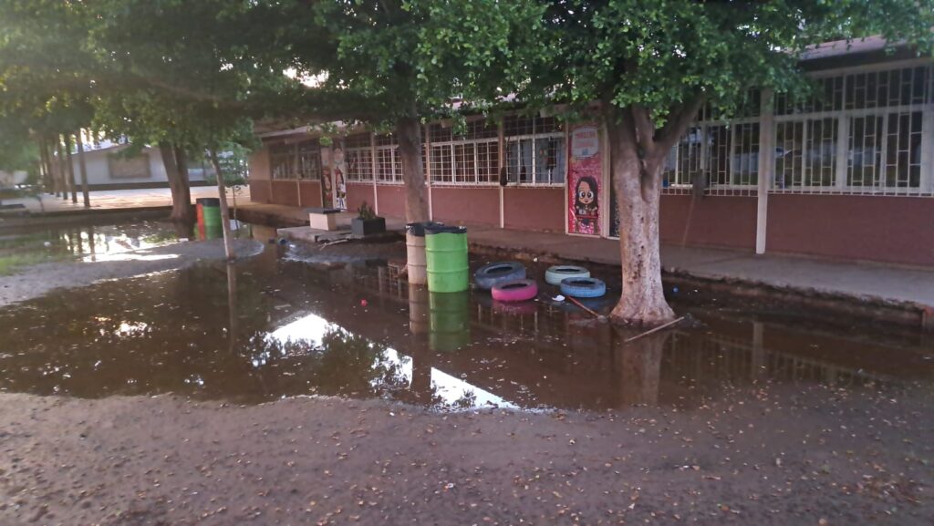 Maestros de escuelas afectadas por lluvias en Ahome