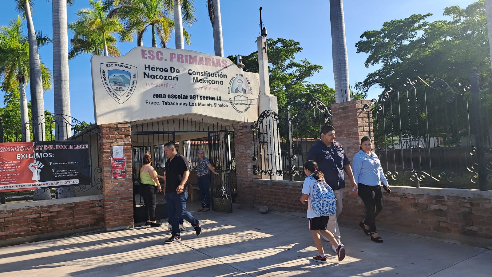 Maestros de escuelas afectadas por lluvias en Ahome