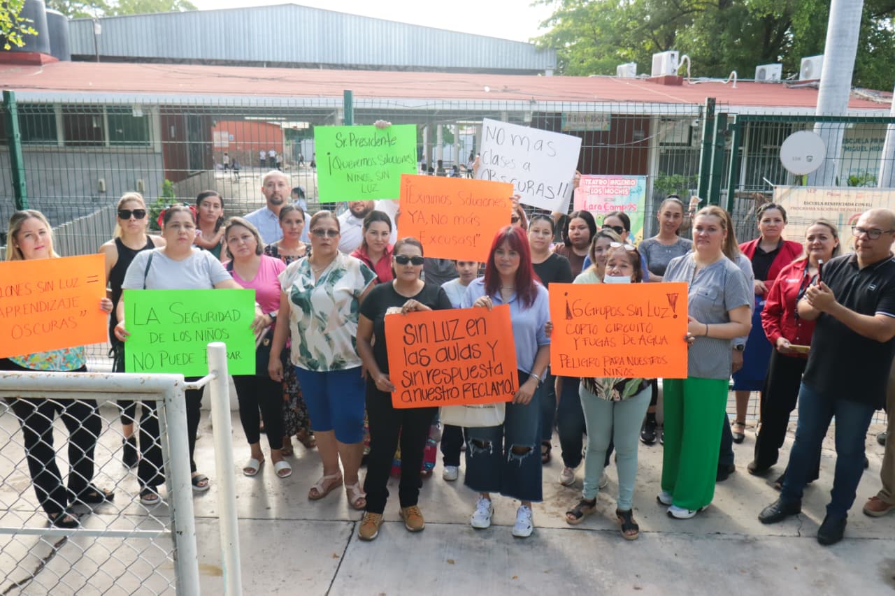 Manifestación por falta de energía eléctrica y malas condiciones de la primaria Miguel Hidalgo de la colonia Scally de Los Mochis.