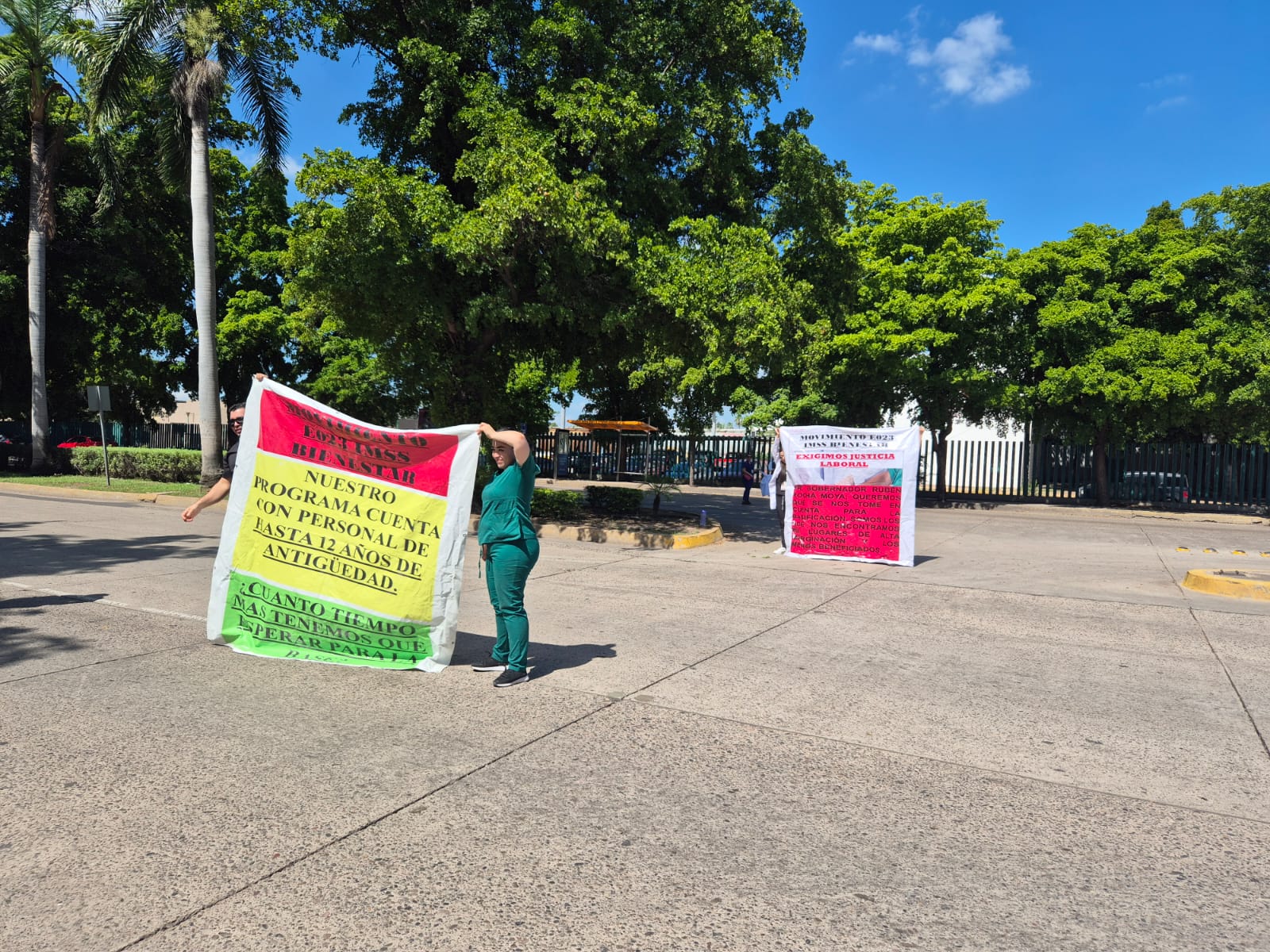 Trabajadores de la Secretaría de Salud se manifiestan en Palacio de Gobierno
