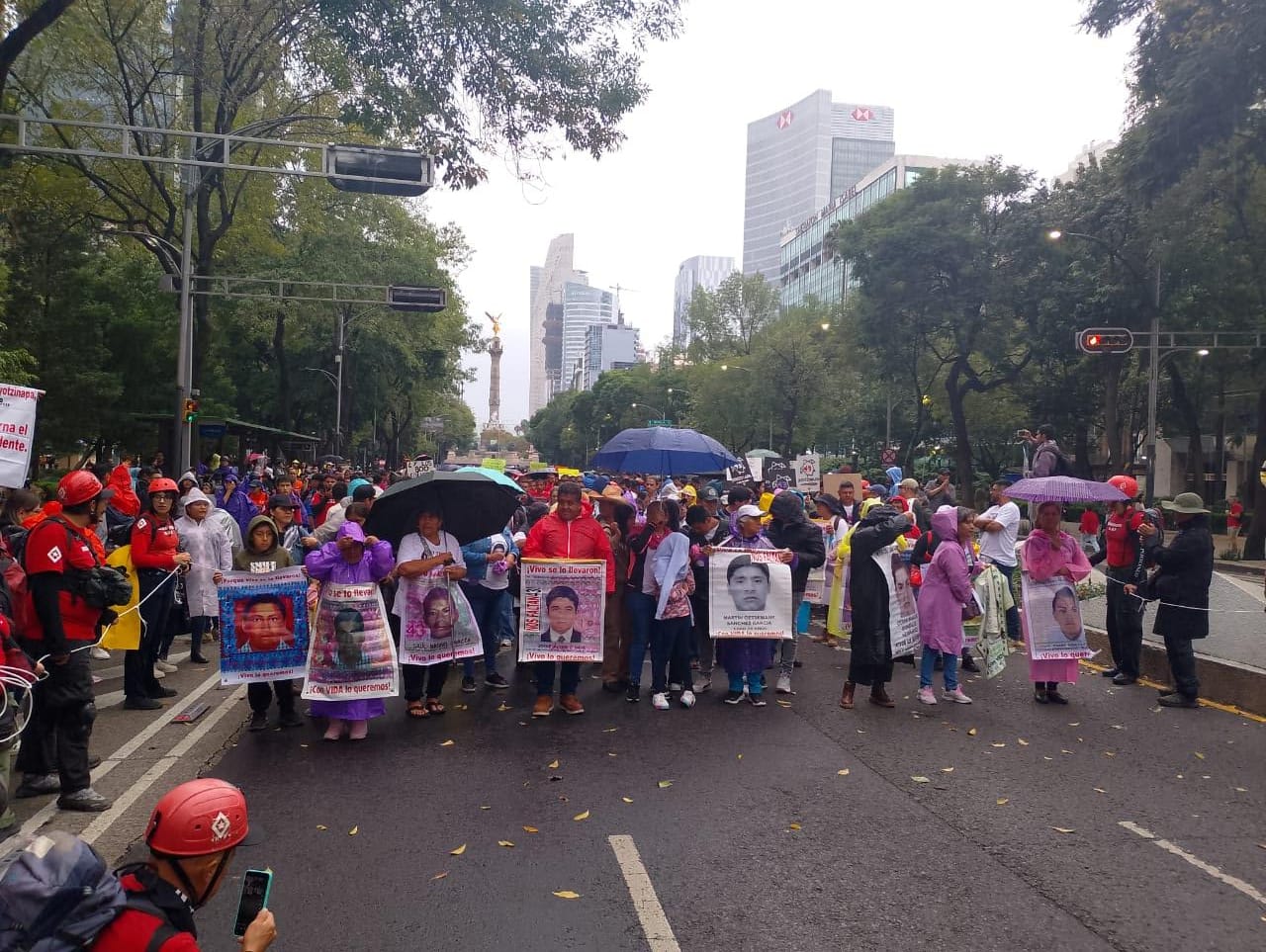 Se cumplen 11 años de Ayotzinapa: padres de los 43 normalistas encabezan marcha en CDMX