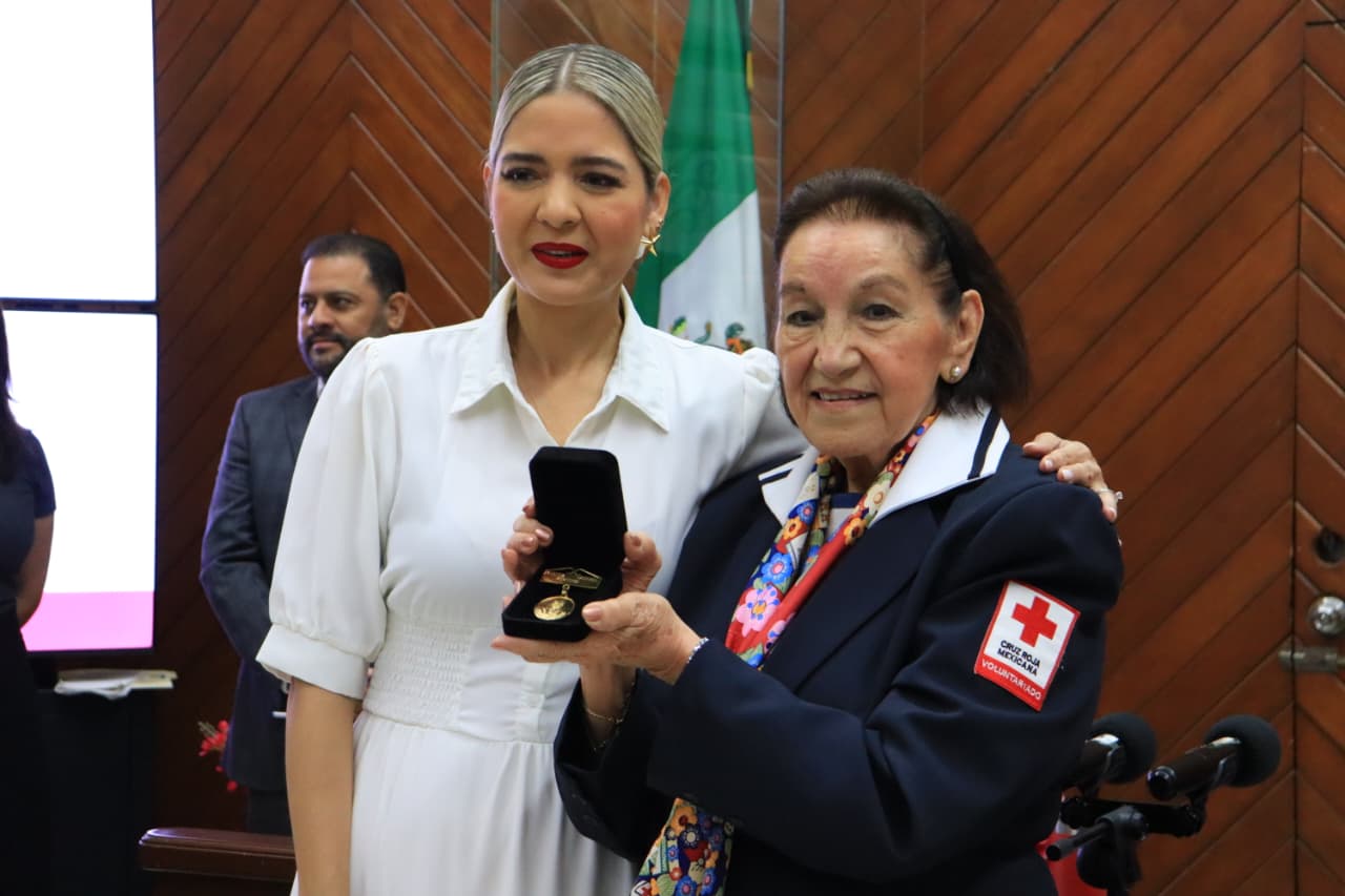 María Graciela Toledo García en compañía de la alcaldesa de Mazatlán, Estrella Palacios