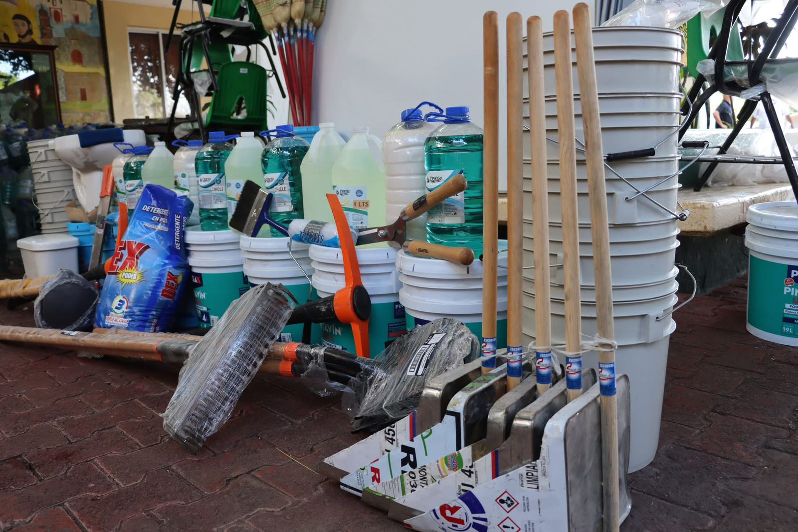 Entrega de materiales en escuelas de Sinaloa municipio.