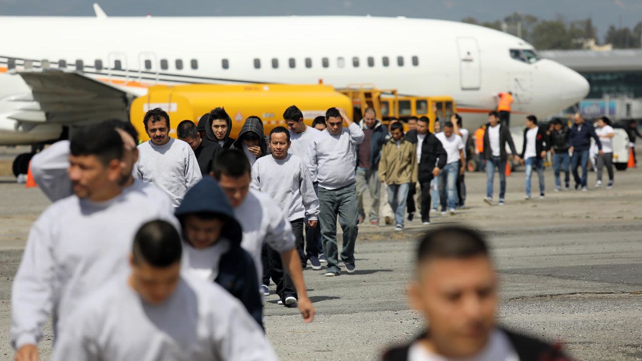 Migrantes con más de 30 años en EU figuran entre los deportados recientes