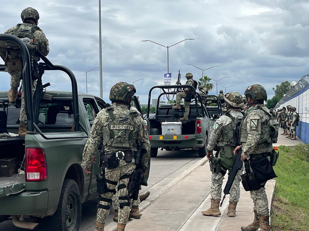 Militares patrullando carretera