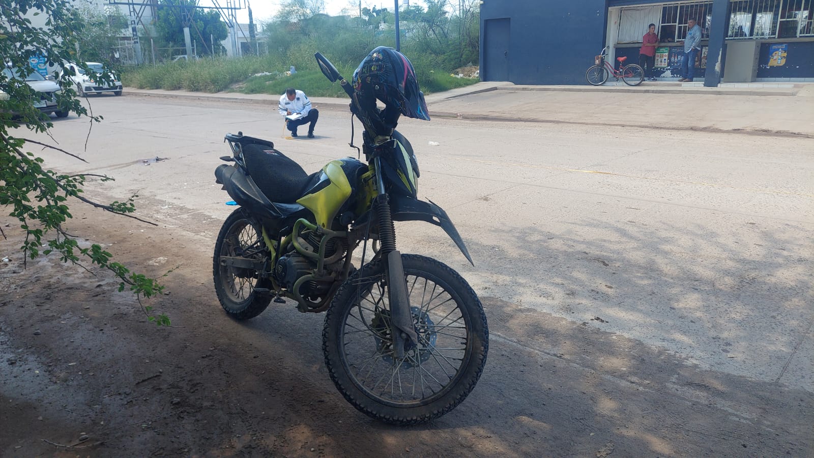 Motociclista atropella a adulto mayor en calles de Los Mochis