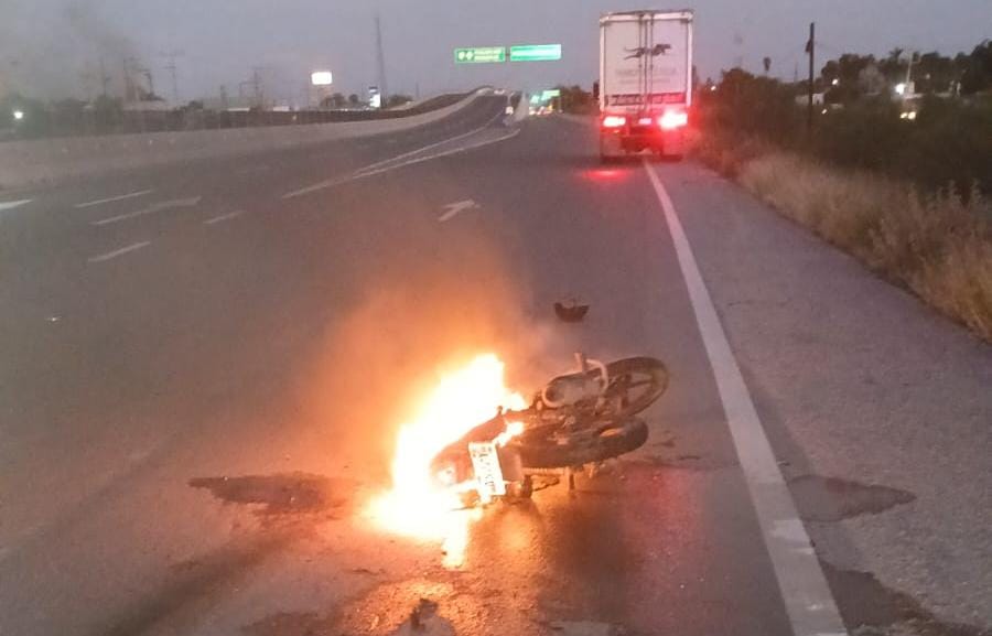 Motociclista sufre quemaduras tras accidente e incendio por la carretera México 15 en Guasave