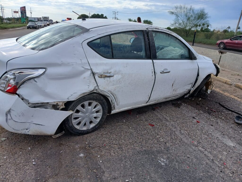 Mujer sufre aparatoso accidente por la carretera México 15 en Guasave