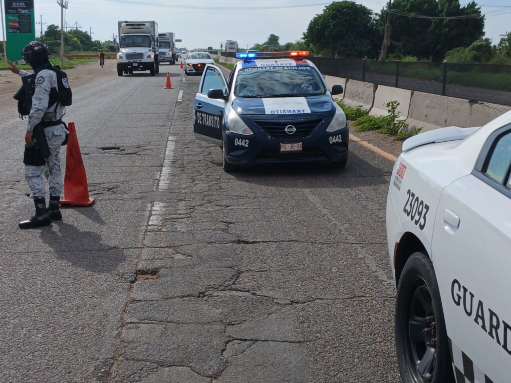 Mujer sufre aparatoso accidente por la carretera México 15 en Guasave