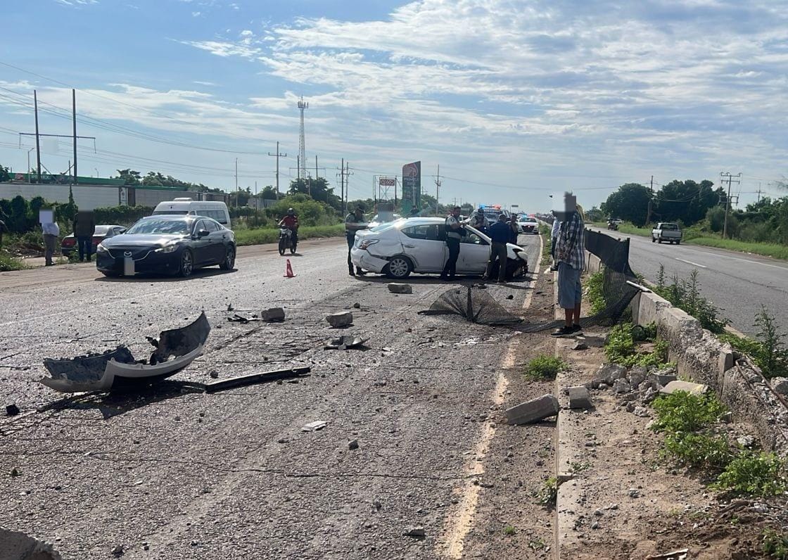 Mujer sufre aparatoso accidente por la carretera México 15 en Guasave