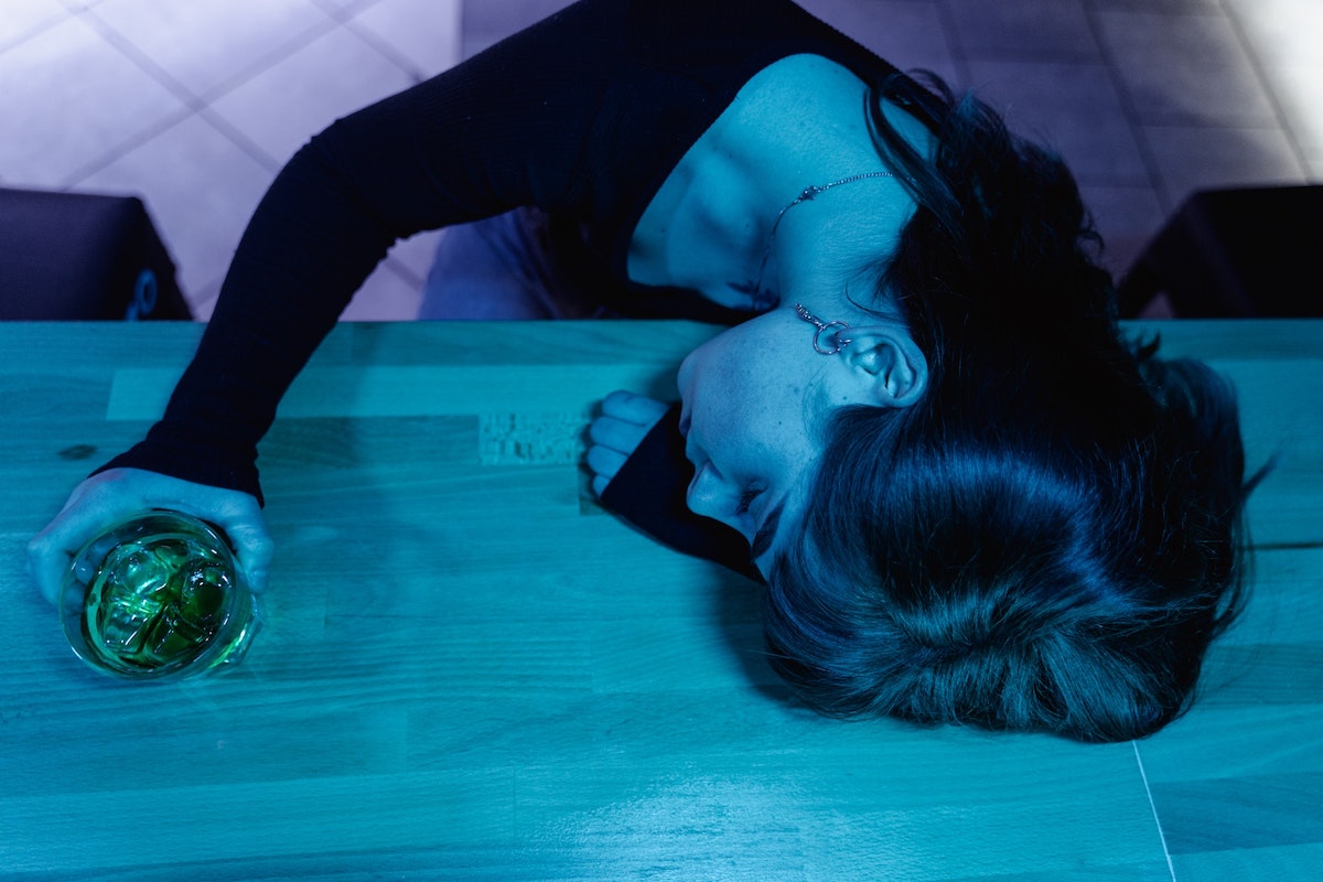 Mujer con una bebida alcohólica en la mano.