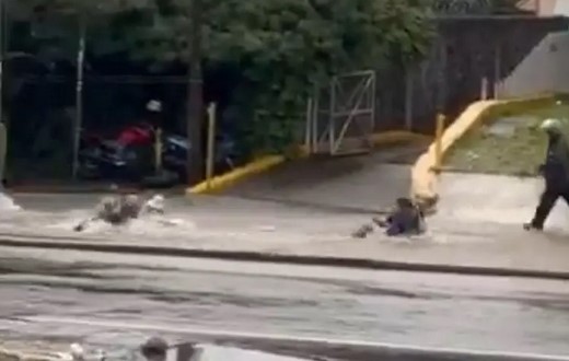VIDEO: Mujeres intentan cruzar avenida inundada y son arrastradas por la corriente en CDMX