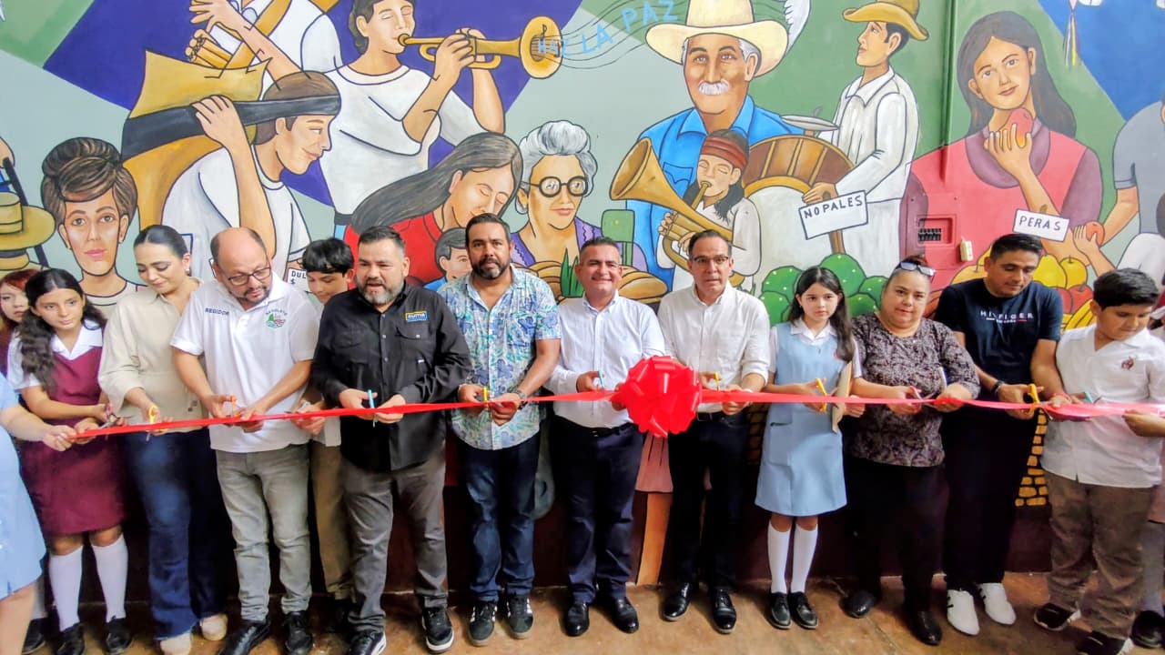Inauguración del mural “Entre canastas y sonrisas” en el Mercado Hidalgo.