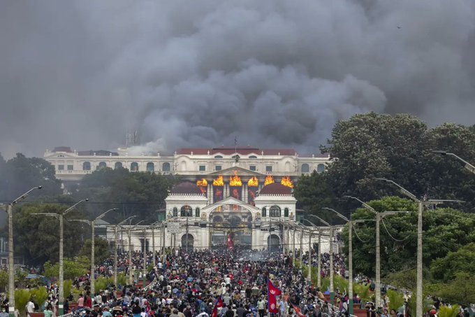 ¡Violencia sin precedentes! Protestas en Nepal llevan a la dimisión del primer ministro: VIDEO