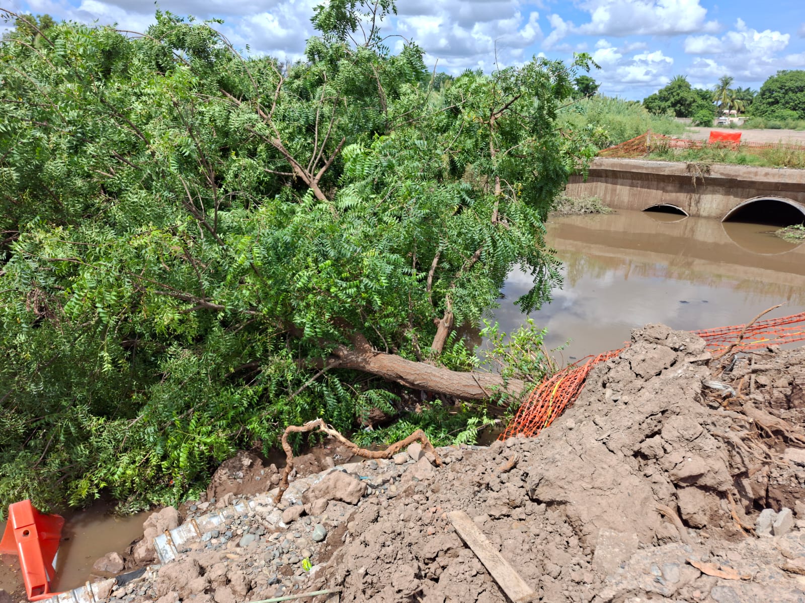 Nuevo socavón en el dren San Joachín mantiene en vilo a vecinos