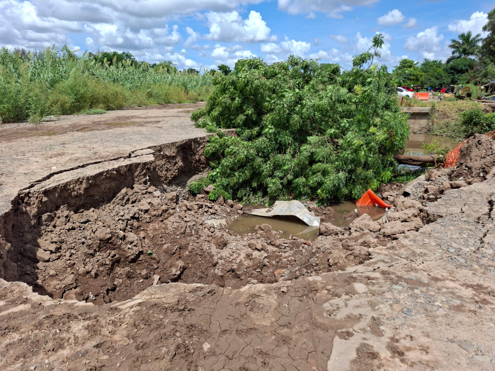 Nuevo socavón en el dren San Joachín mantiene en vilo a vecinos