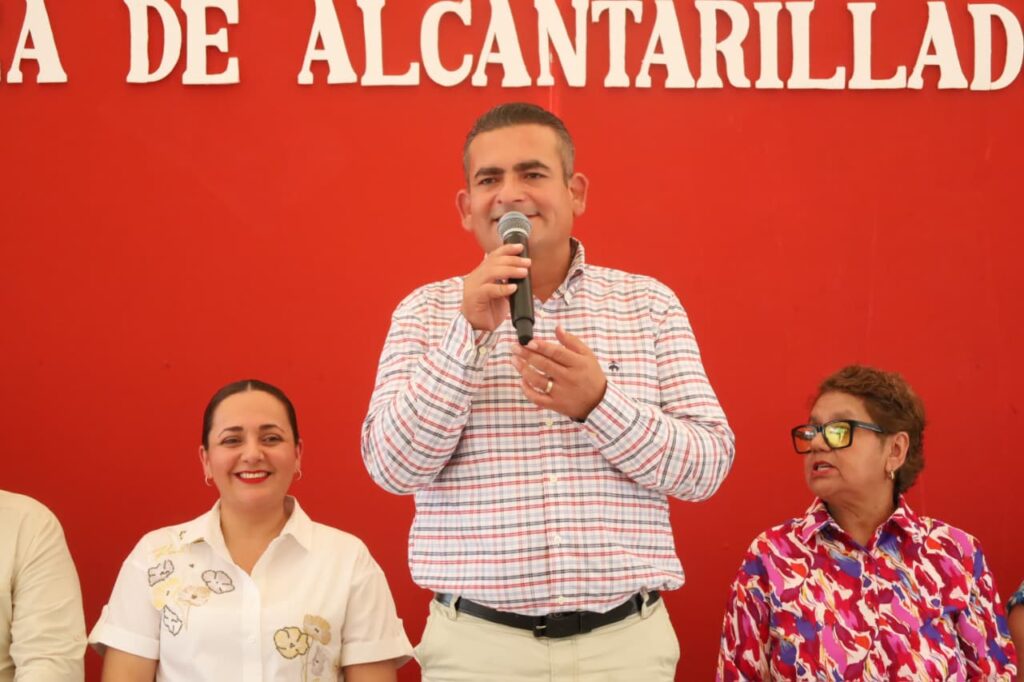 Alcalde de Navolato arranca obras de agua y alcantarillado 