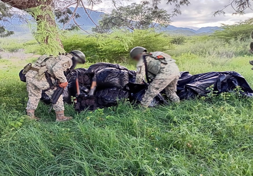 Localizan armas y mariguana oculta en bolsas
