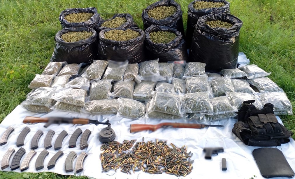 Localizan armas y mariguana oculta en bolsas