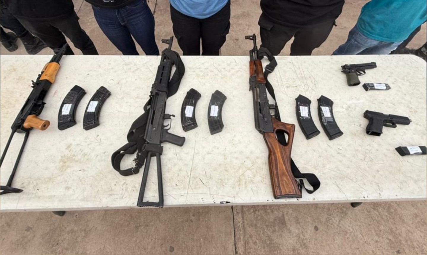 Detienen a cinco personas con armas de fuego