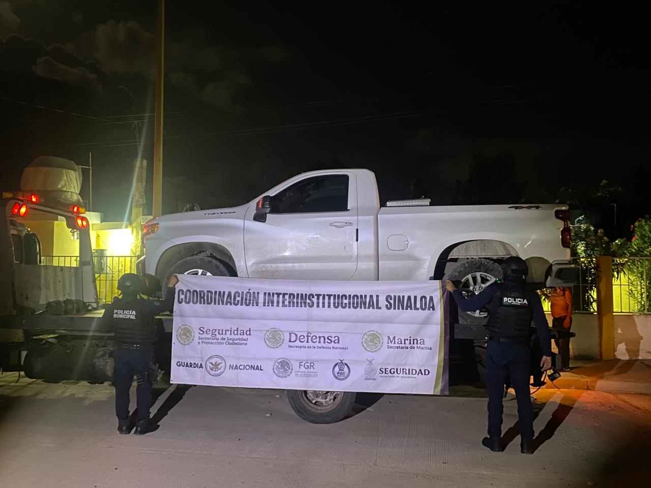 Policías estatales aseguran tres vehículos abandonados