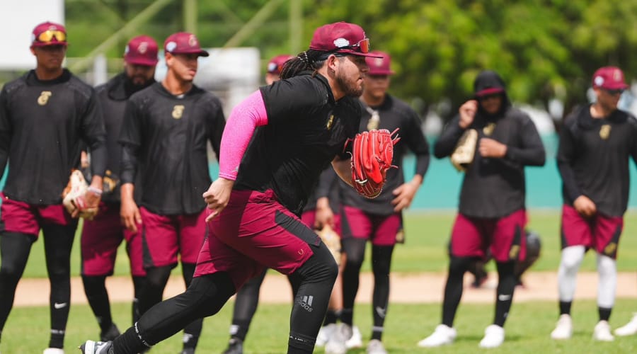 El joven lanzador Pedro Osuna, apunta a ganarse un lugar en roster de Tomateros