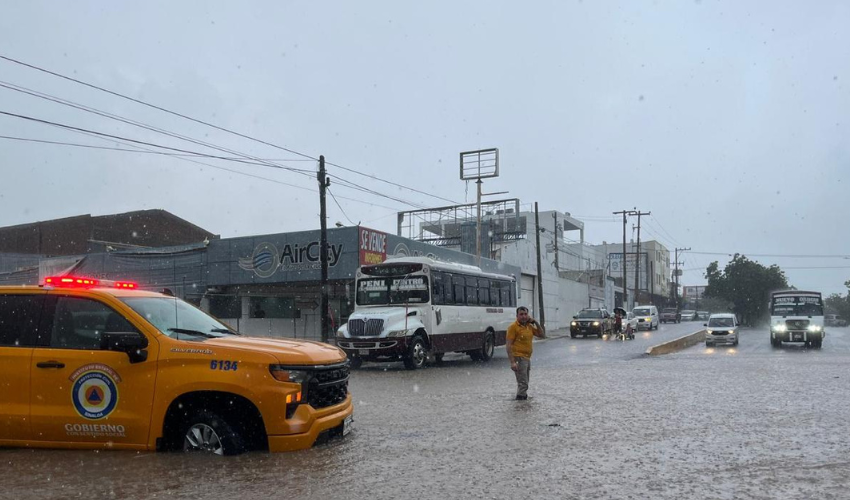 Vialidad inundada por las intensas lluvias en Culiacán