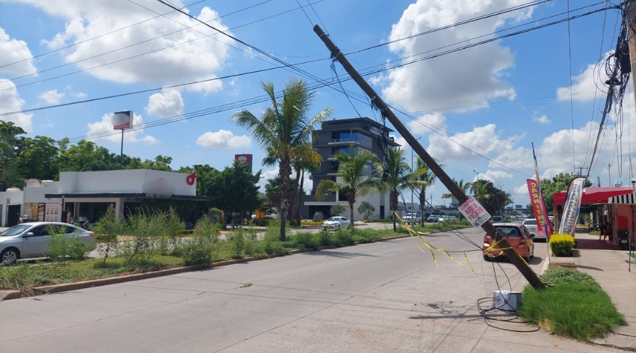 Tráiler se enreda con cables y deja un poste casi en el suelo en el Campo Uno