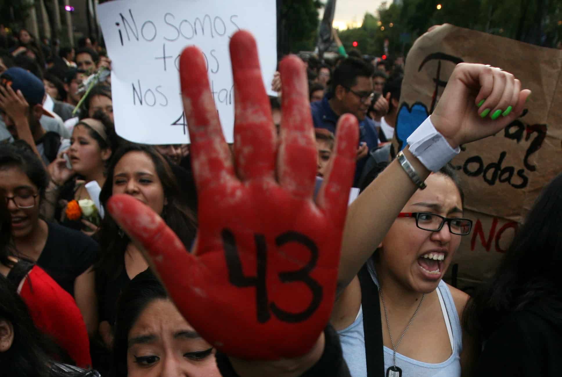 Padres de los 43 acusan falta de avances tras reunión con Sheinbaum