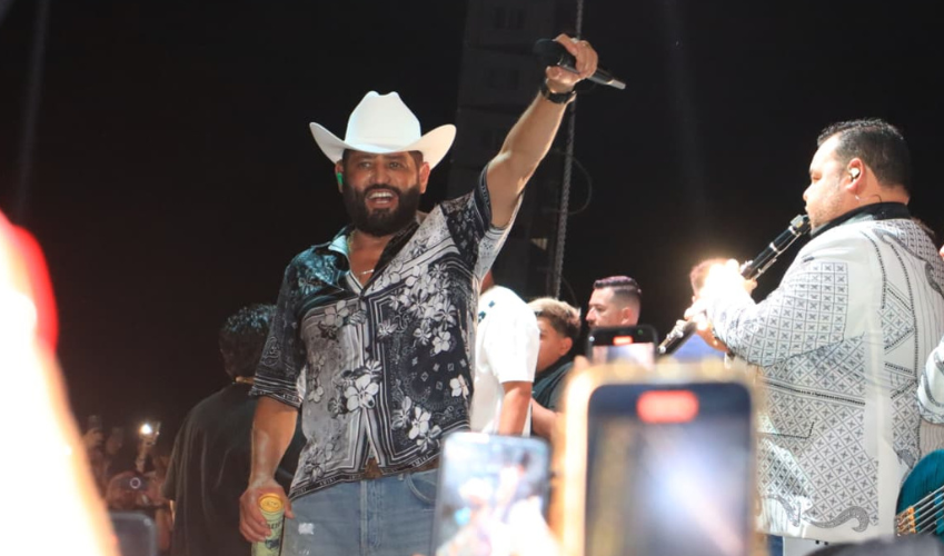 Pancho Barraza en el Malecón de Mazatlán