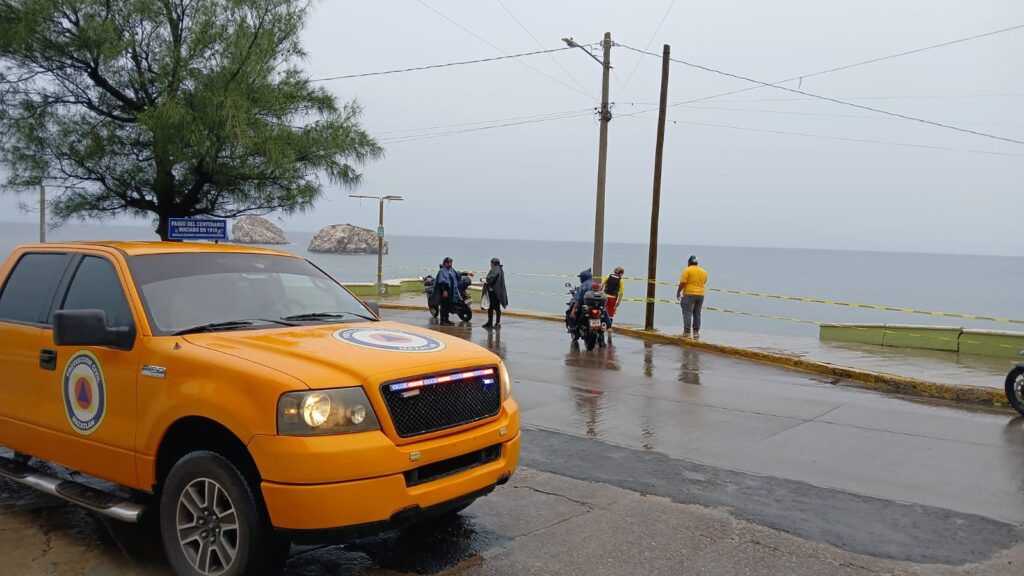Paseo del Centenario en Mazatlán registra deslave en zona rocosa