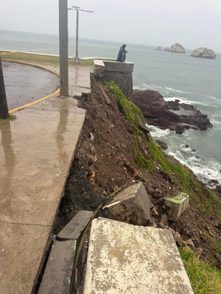 Paseo del Centenario en Mazatlán registra deslave en zona rocosa
