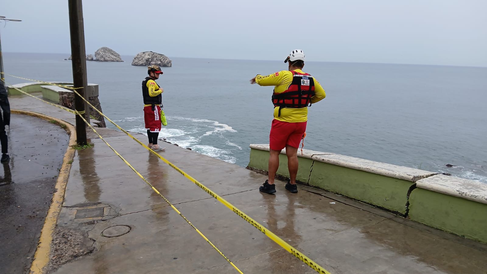 Paseo del Centenario en Mazatlán registra deslave en zona rocosa