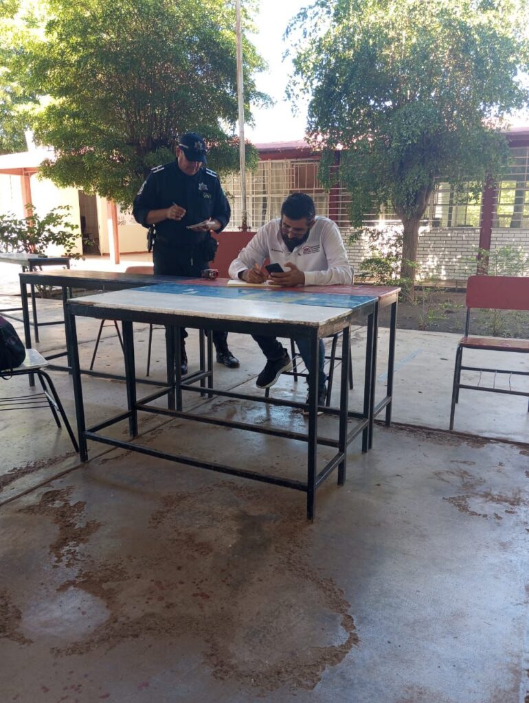 Personal del Isife y de Seguridad en el plantel escolar.