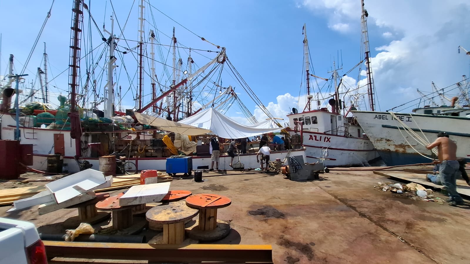 Barcos del parque Bonfil afinan detalles para salir a capturar camarón