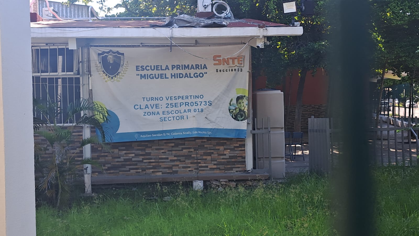Piden padres para que niños regresen a clases en primaria de Los Mochis