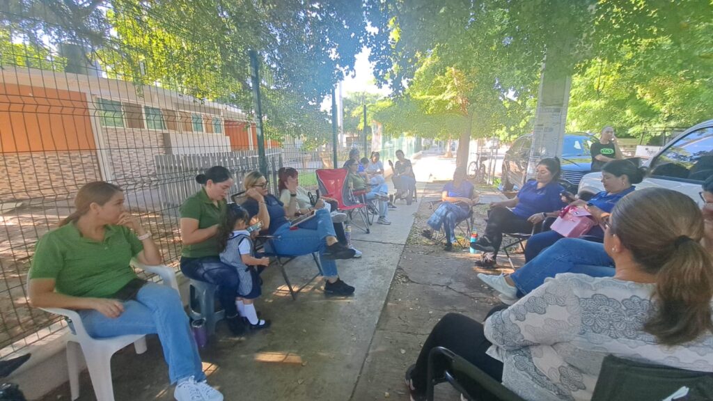 Piden padres para que niños regresen a clases en primaria de Los Mochis