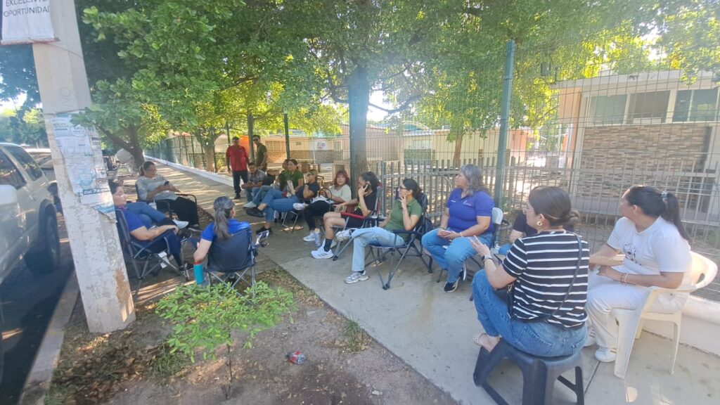 Piden padres para que niños regresen a clases en primaria de Los Mochis