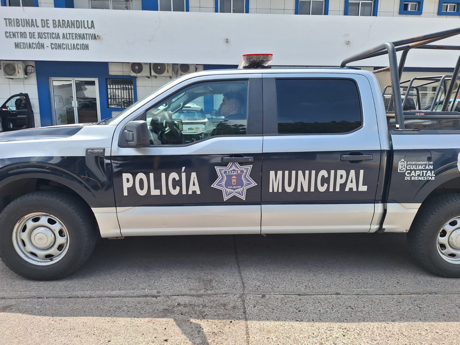 Unidad de la Policía Municipal de Culiacán respetando los niveles de polarizado permitidos.