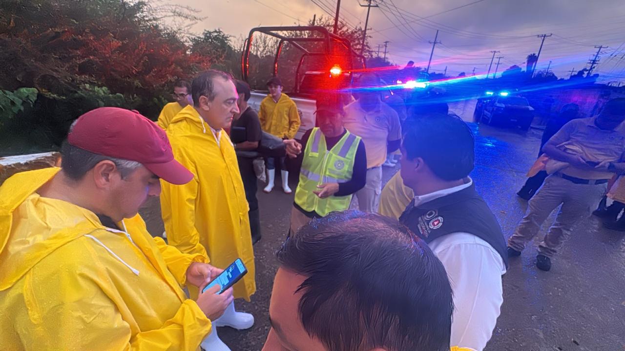 Alcalde de Ahome y elementos de Protección Civil en la colonia Rosendo G. Castro.