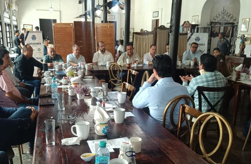 Ramón Gallegos Araiza reunido con empresarios en Guasave.