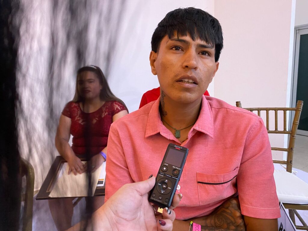 Raúl Elenes Gámez, ganador del Premio al Mérito Juvenil 2025 en el ámbito artístico-cultural.