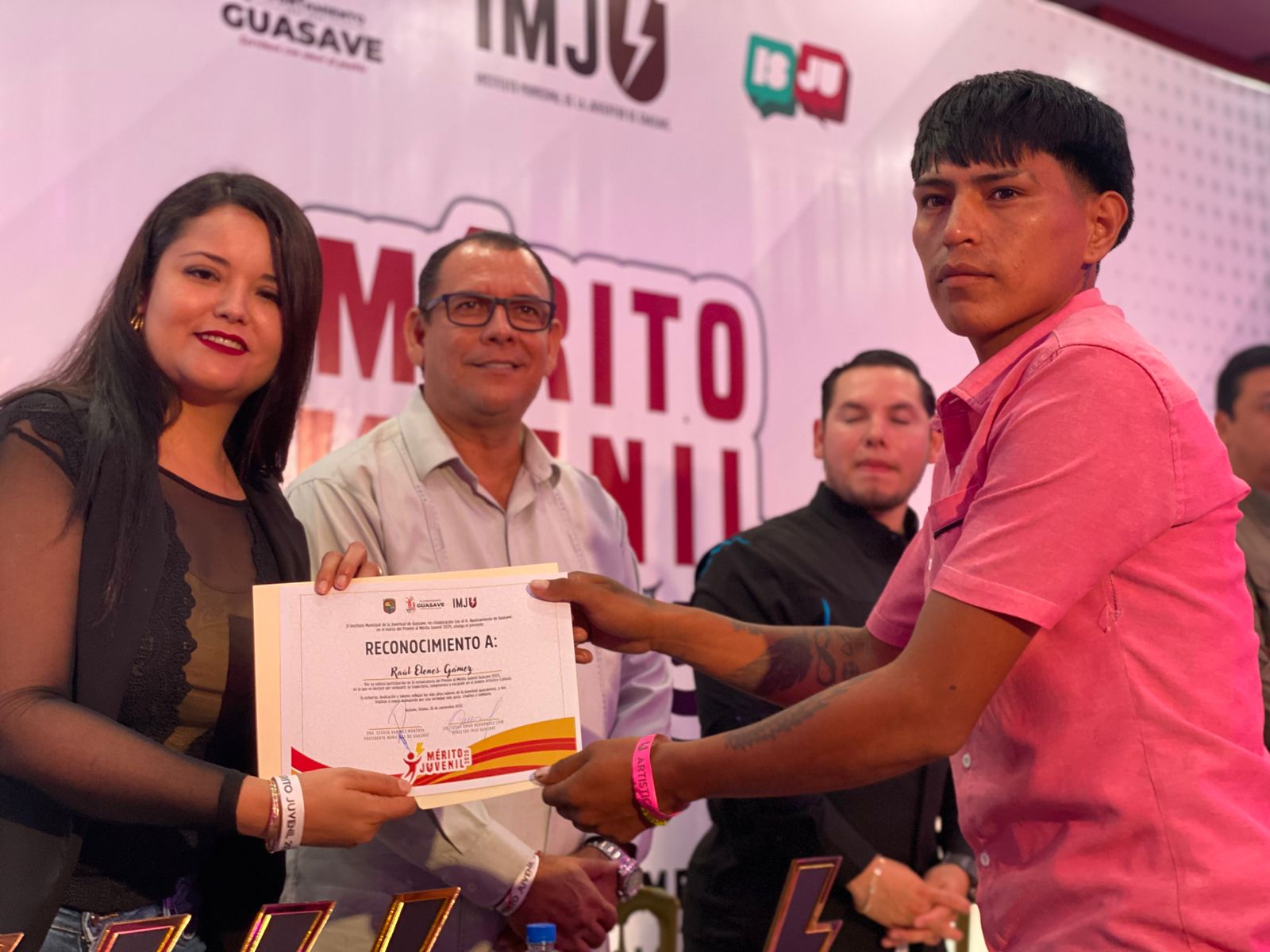 Raúl Elenes Gámez, ganador del Premio al Mérito Juvenil 2025 en el ámbito artístico-cultural.