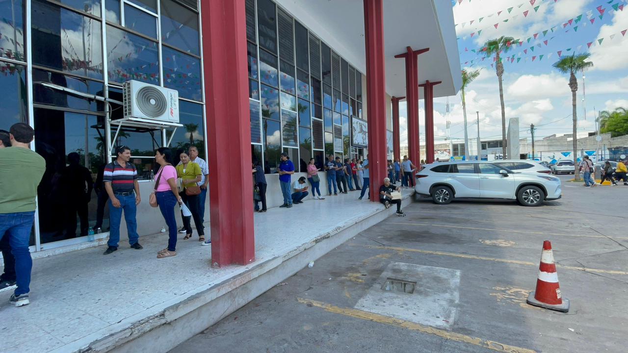 Personas haciendo fila en la Recaudación de Rentas en Los Mochis.