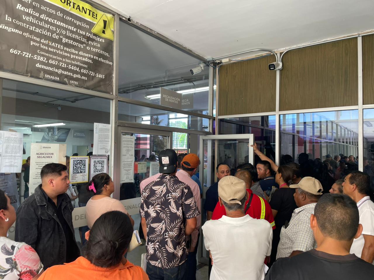 Gran afluencia de personas en la Recaudación de Rentas en Los Mochis.